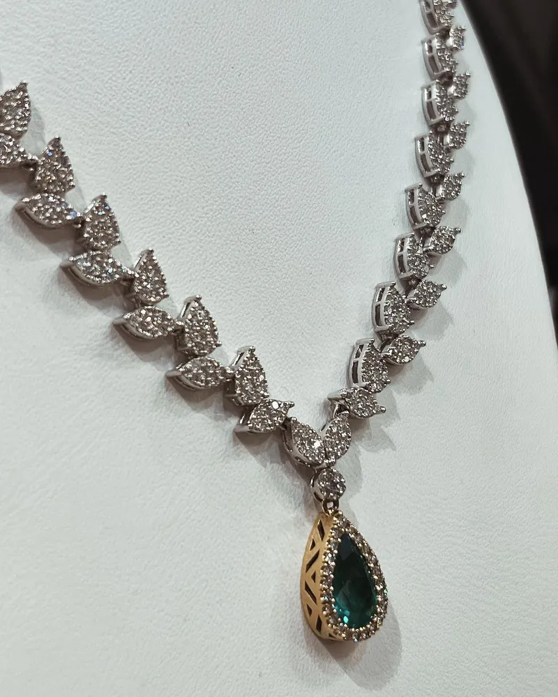 Collar de hojas y esmeralda