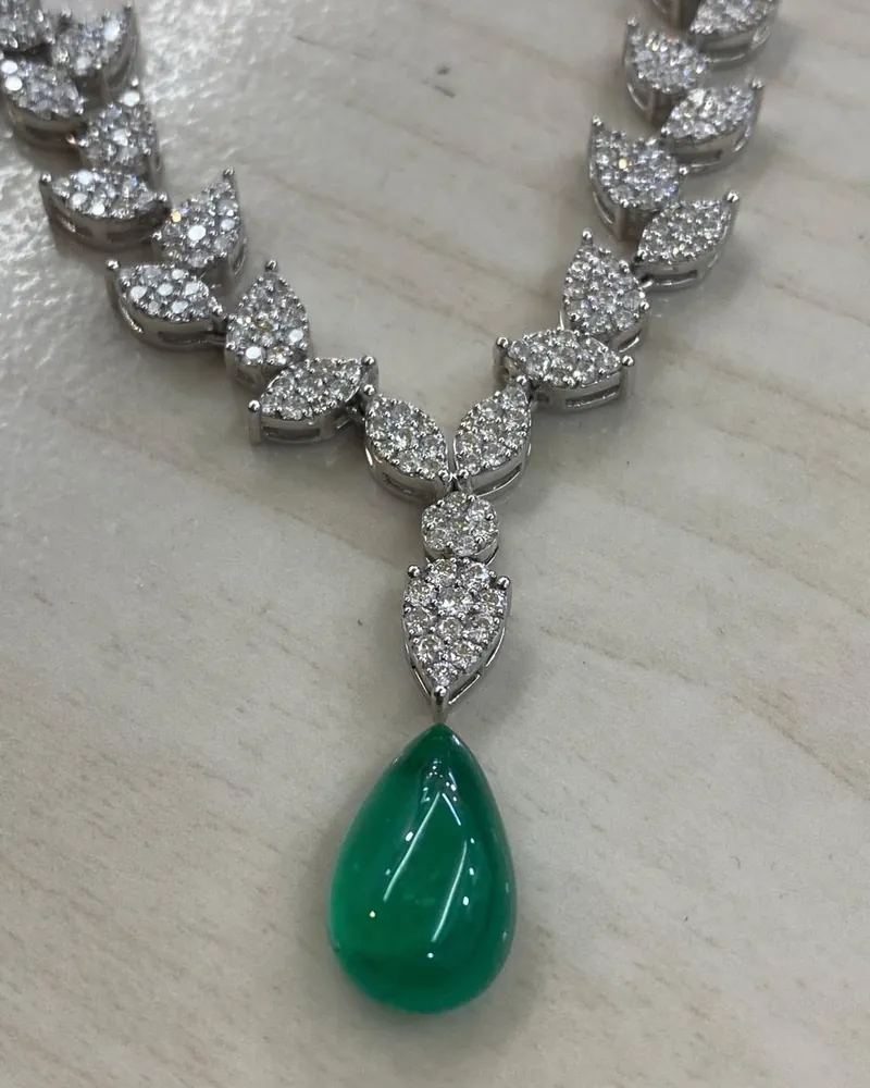 Collar de hojas con colgante de gota · GF-074