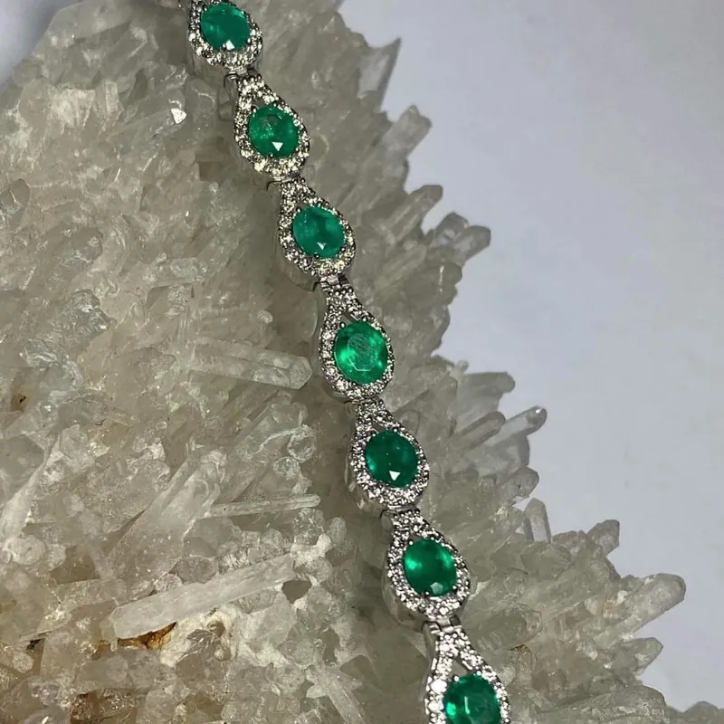 Pulsera de esmeraldas en pera · GF-110